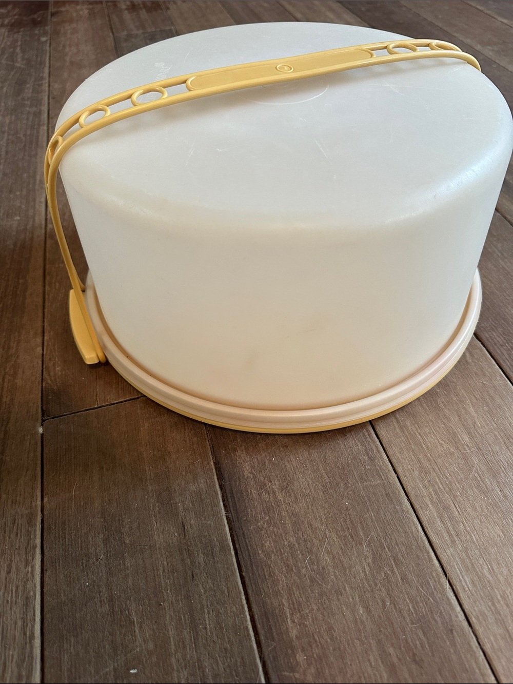 Vintage Tupperware cake carrier with handle